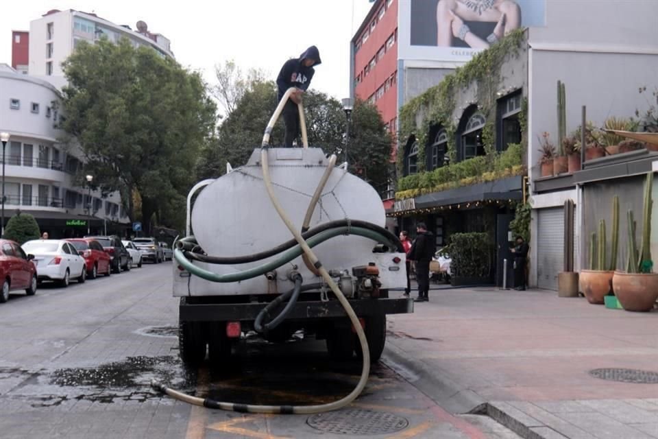 Ante la falta de agua, restaurantes de Polanco recurren a pipas para ofrecer el servicio a sus comensales.