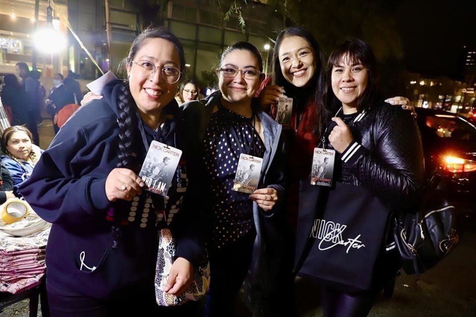 Muchas fans llegaron entusiasmadas al Pepsi Center WTC para ver a Nick Carter.