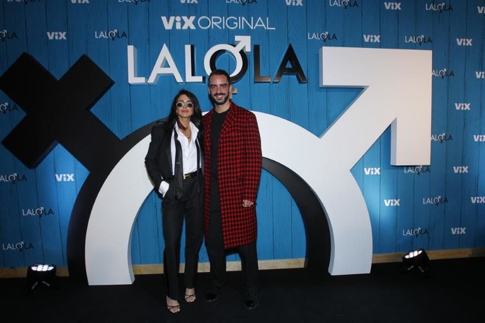 Los protagonistas posaron juntos en la alfombra roja.