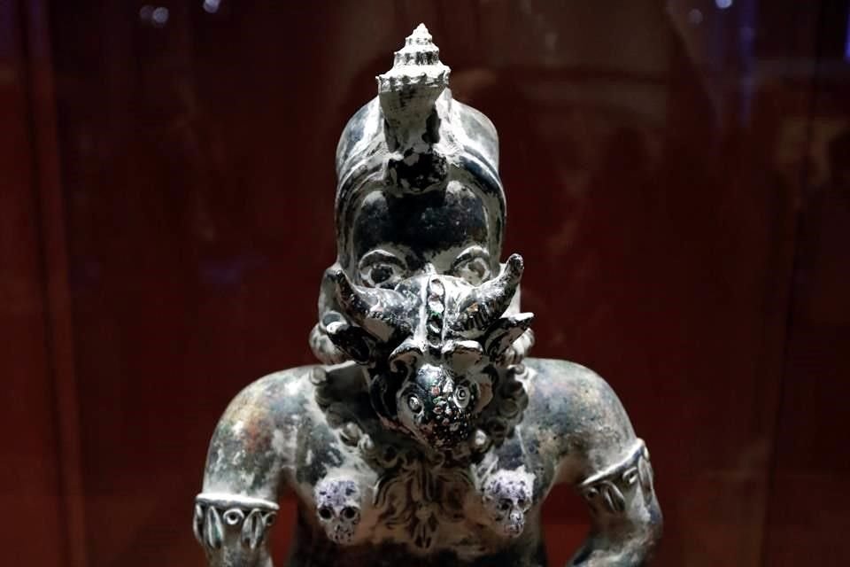 El pasado con las piezas prehispánicas del museo y el presente con las obras de Demián Flores abren un diálogo en la exposición.