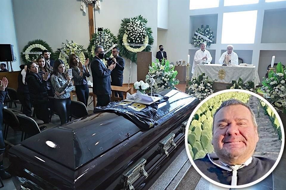 Juan Ángel Ruiz (círculo), activista por no conducir en estado de ebriedad, fue despedido ayer por familiares y amigos.