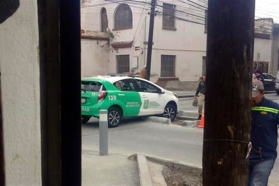 Incluso, un auto del Instituto de Movilidad se subió y quedó varado. 