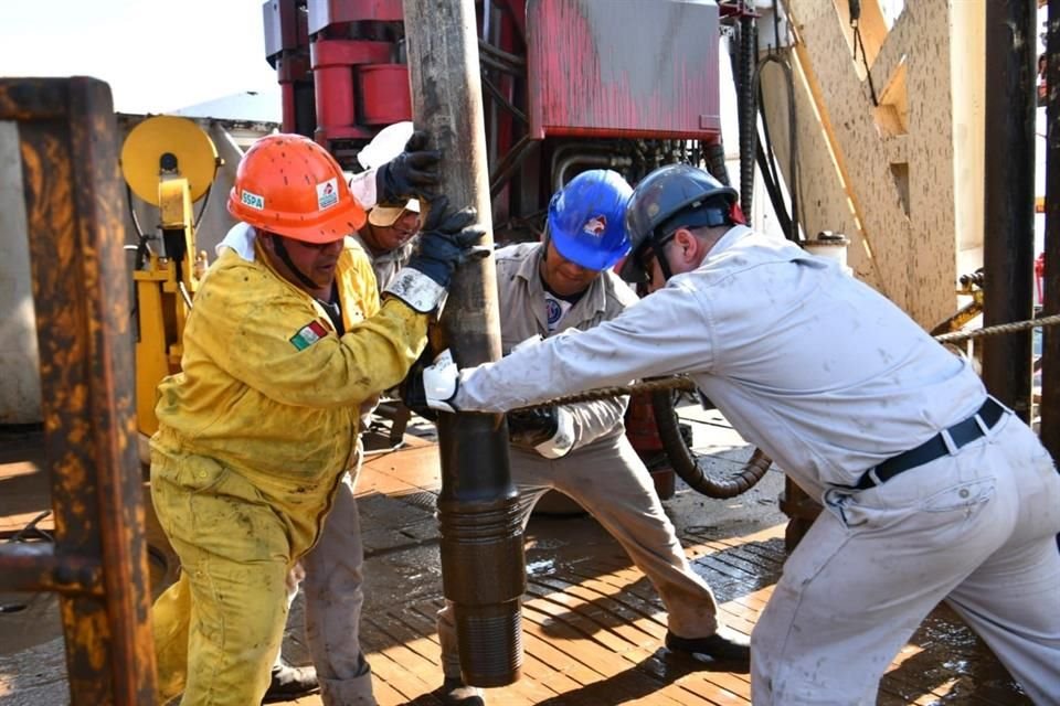 La producción de Pemex se ha desplomado a casi la mitad en las últimas dos décadas.