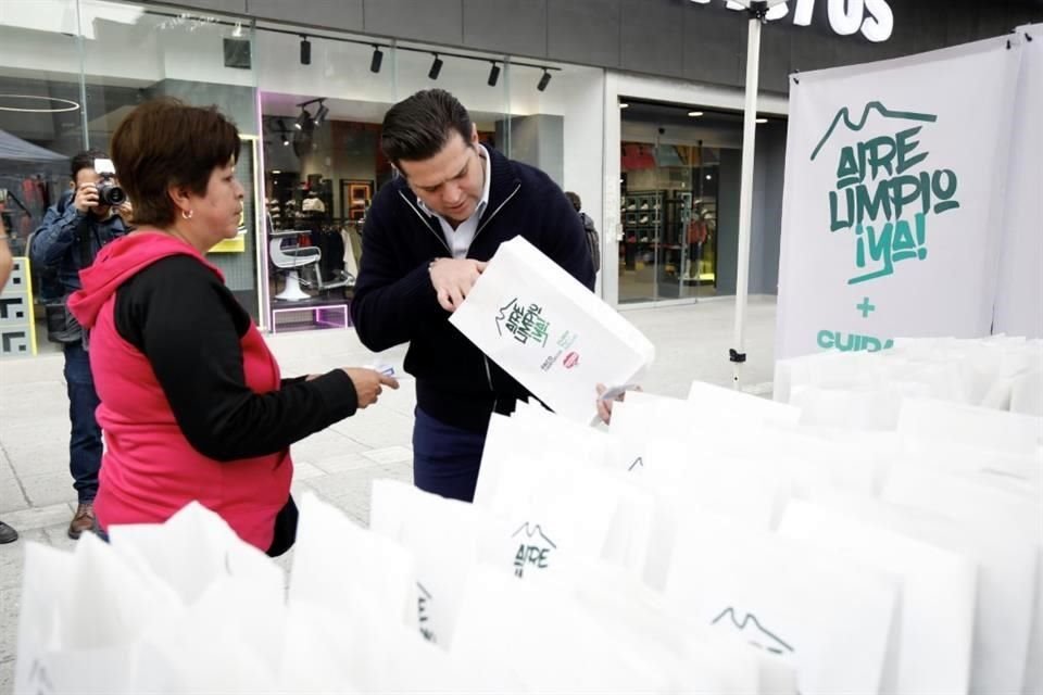 Cienfuegos repartió kits en la calle mírelos como parte del programa que aire limpio que impulsa.