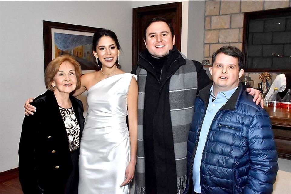 Margarita Quintanilla, los novios y Micky Coronado