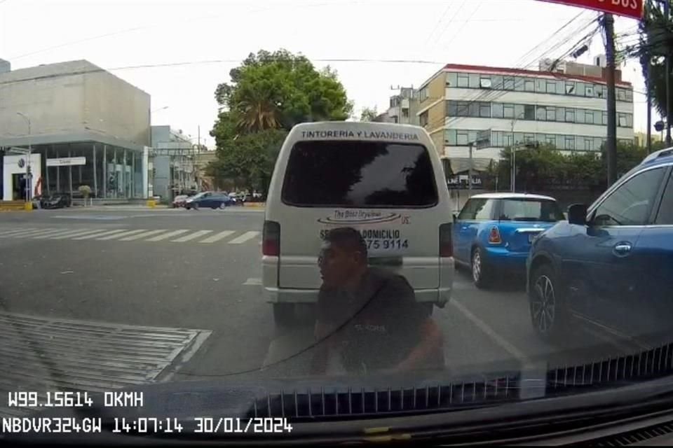 Un presunto limpiaparabrisas fingió ser arrollado en la esquina de Morena y Avenida Cuauhtémoc.