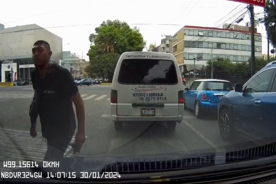 Tras arrojarse al paso del vehículo, el sujeto comenzó a golpear el automóvil.