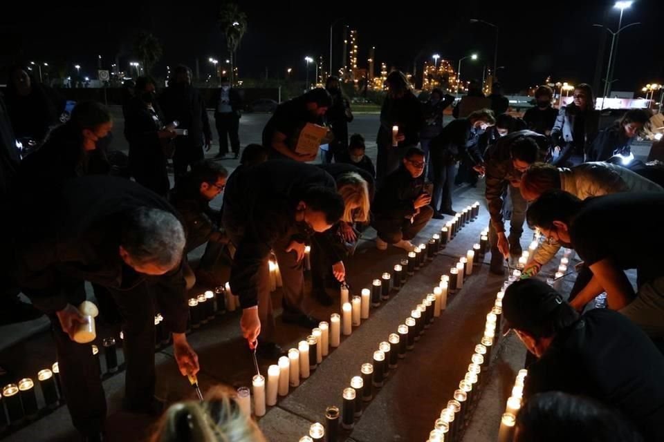 Los ciudadanos encendieron mil 710 velas afuera de la Refinería de Cadereyta, que representan cada persona que murió en 2019 por la contaminación.