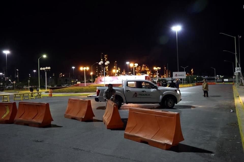 Frente a la planta de Pemex colocaron una muralla para que no se acercaran los manifestantes.