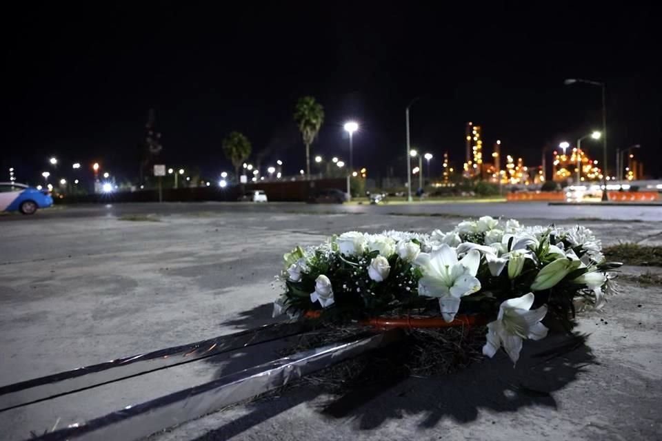 Además de las velas, los manifestantes llevaron una corona de flores.