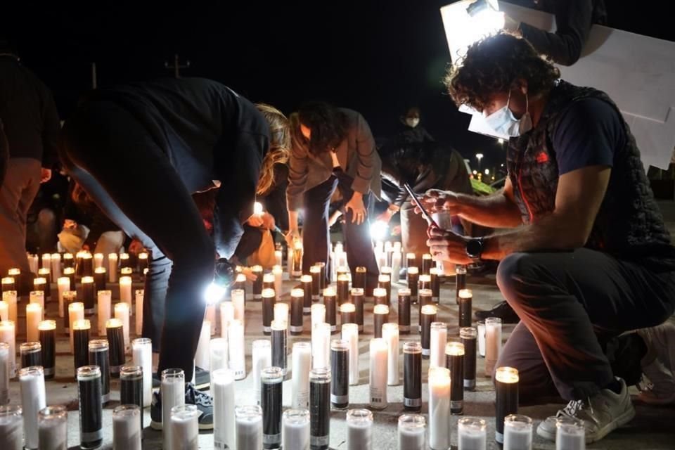 En el lugar fueron encendidas mil 710 velas.