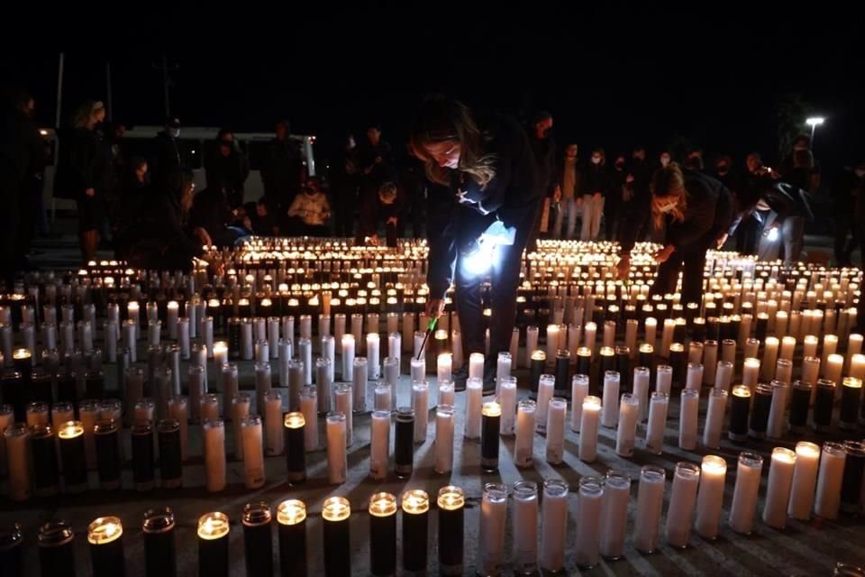 Cada vela encendida representaba una persona que murió a causa de la contaminación durante el 2019.