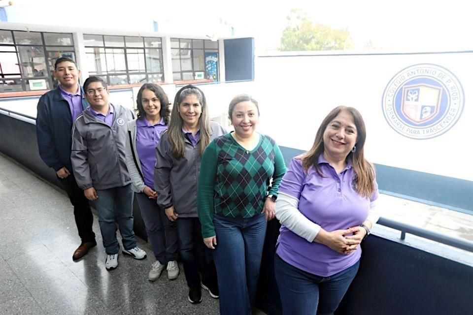 Integrantes del comité de festejos: Miguel Rivera (izq. a der.), Mario Alvarado, Alba Vallejo, Sandra Nohemí Torres, María Eugenia Melina y Dora Elizabeth Treviño.