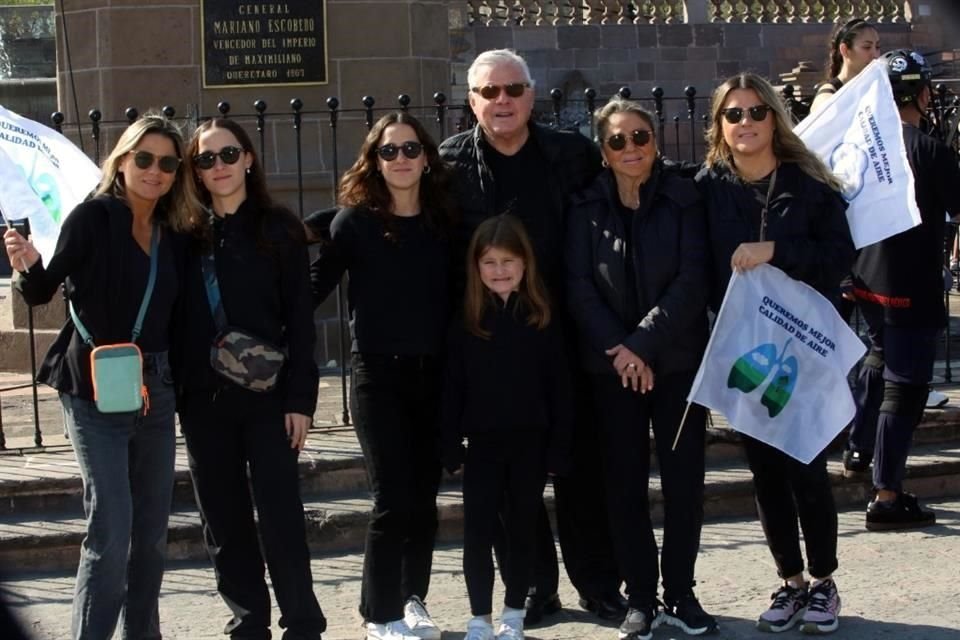 Roberta Camelo, Mariana Camelo, Mónica Camelo, Felipe Camelo, Bárbara Jaime de Camelo, Valeria Camelo y Roberta González