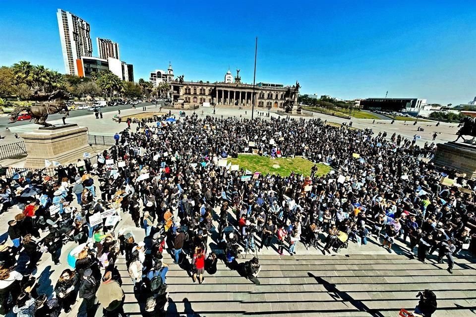 Ciudadanos se reúnen para exigir al Gobierno que tome medidas para tener un aire limpio en la ciudad y para reclamar el cierre de la Refinería de Pemex en Cadereyta