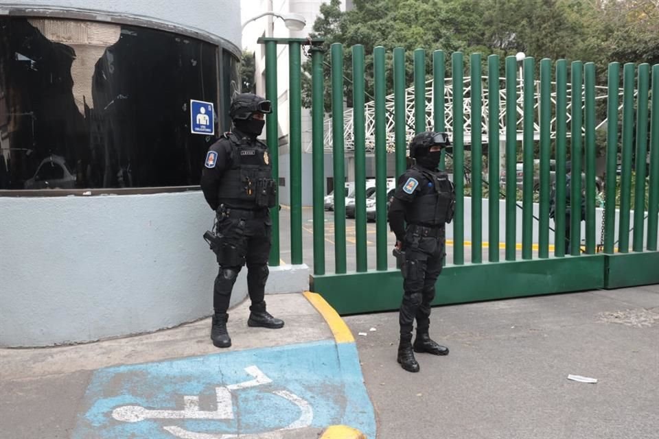 En la salida de ambulancias, ubicada en la esquina de Gabriel Mancera y Nicolás San Juan, están presentes policías capitalinos y agentes del Ministerio Público.