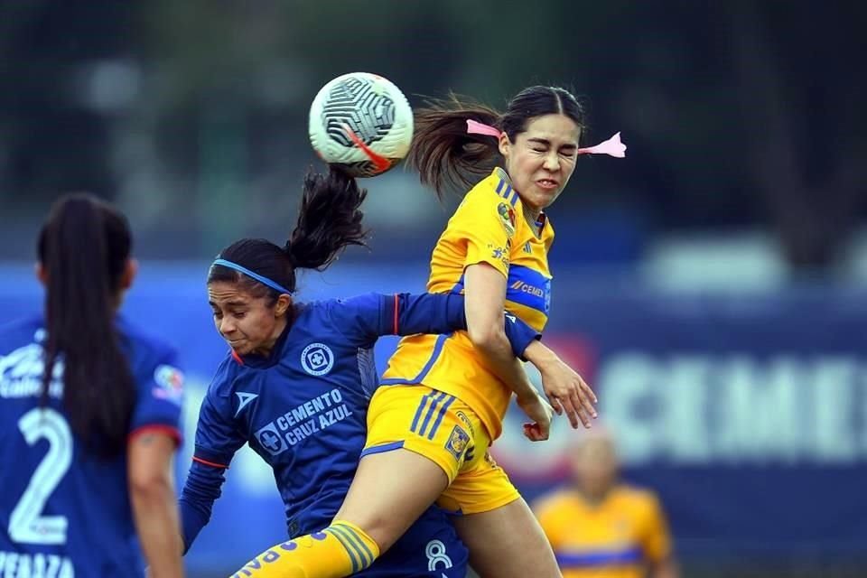 Con doblete de Alison González, Tigres Femenil derrotó 2-1 de visita a Cruz Azul para mantener paso perfecto de 6 ganados en 6 juegos.