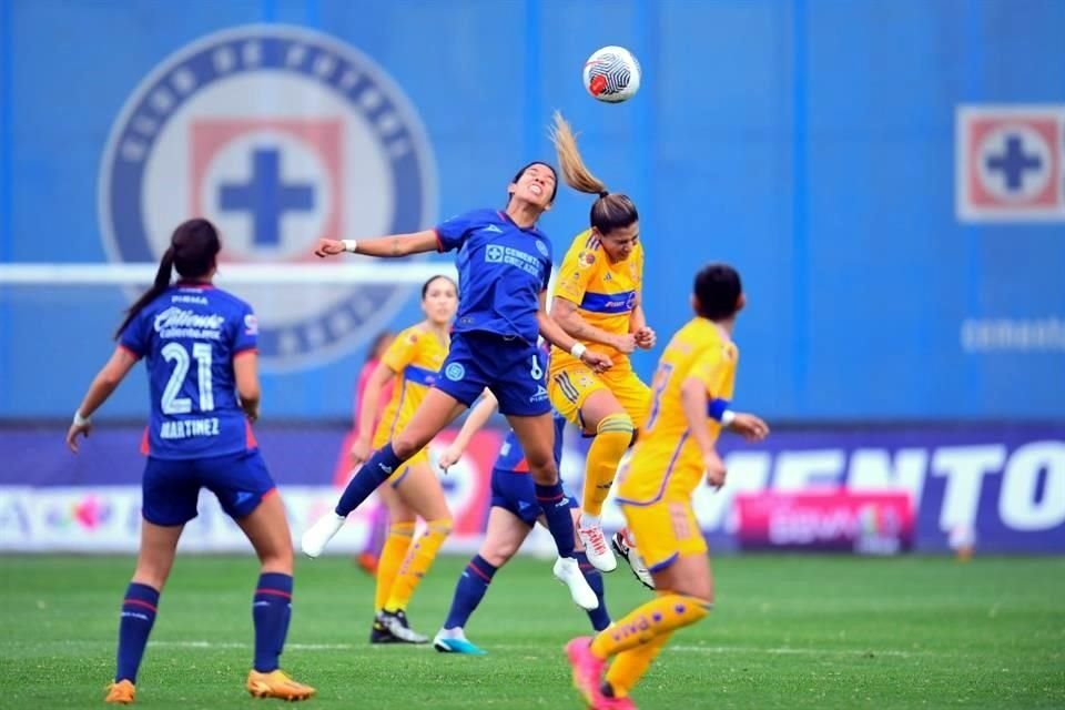 Con doblete de Alison González, Tigres Femenil derrotó 2-1 de visita a Cruz Azul para mantener paso perfecto de 6 ganados en 6 juegos.