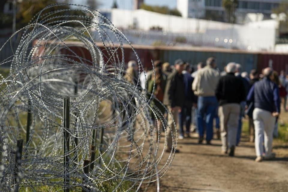 Alambre de púas bordea el sendero por el que caminan legisladores en una zona cercana a la frontera con México, el 3 de enero de 2024, en Eagle Pass, Texas.