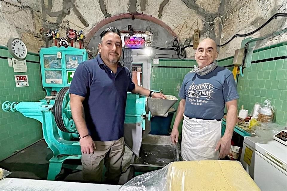 Érik y su padre, don David, en el negocio de molino de nixtamal, que tiene 108 años.