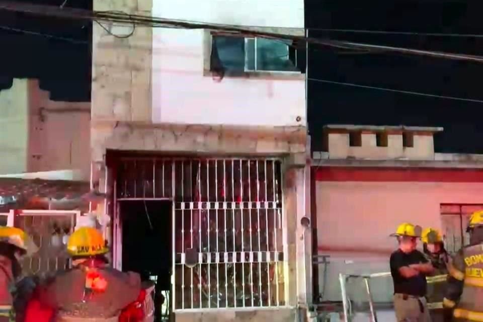 La mujer fallecida alcanzó a sacar a sus hijos por la ventana de una recámara.