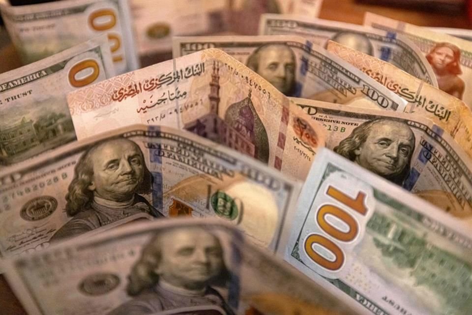 El peso retrocedía un 0.71 por ciento frente al dólar en el mercado internacional.