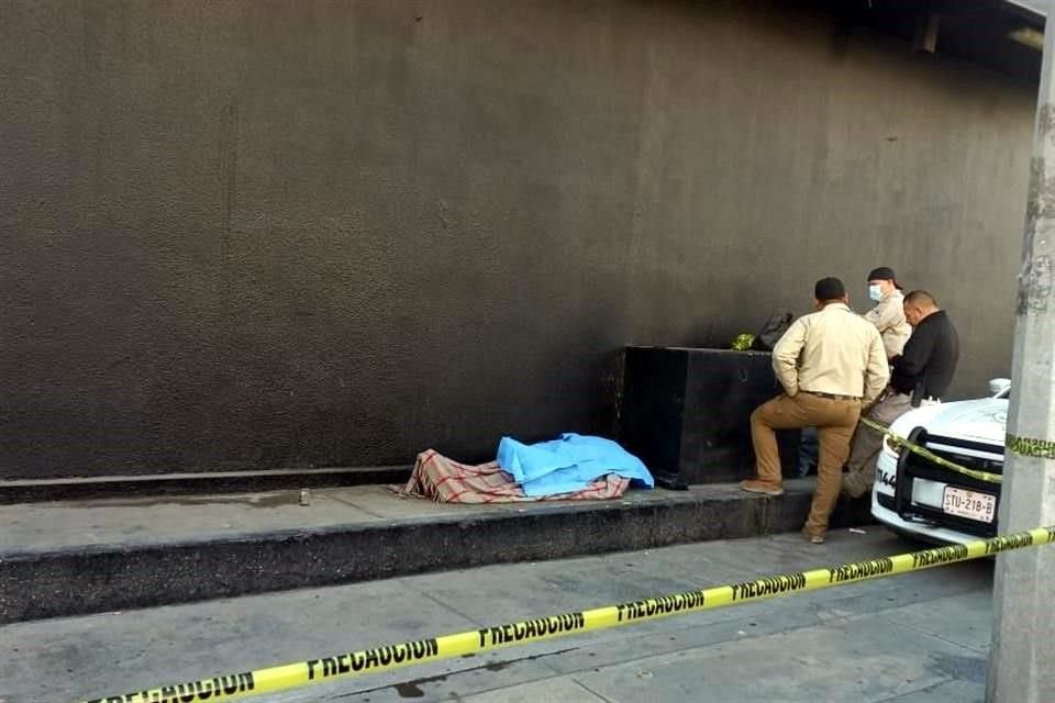 La segunda muerte fue la de un indigente que dormía sobre una banqueta de la calle 5 de Mayo, entre Pino Suárez y Cuauhtémoc.