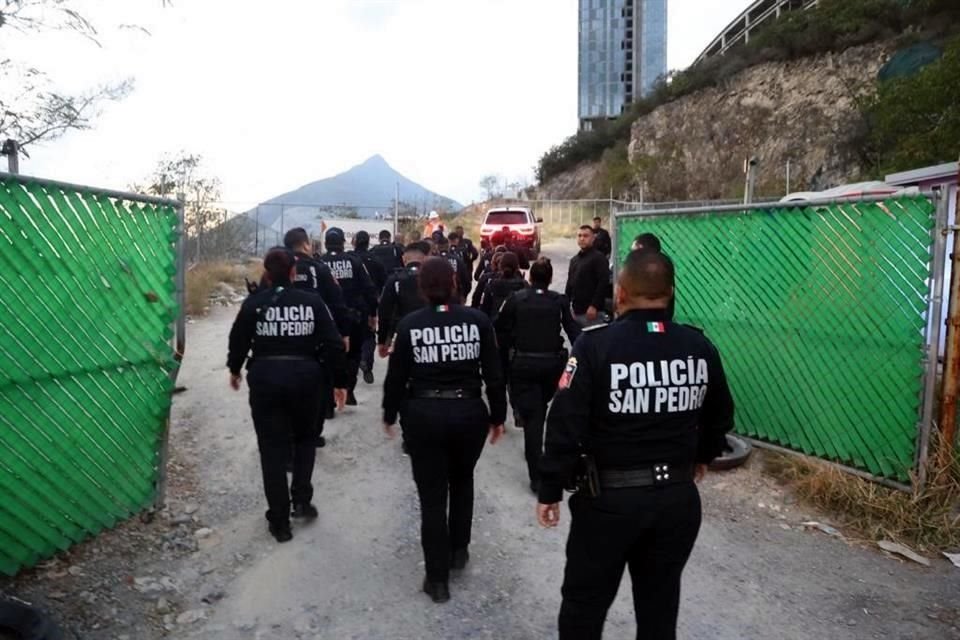 Seguido de ello, 36 policías llegaron al lugar para resguardar el terreno y prohibir la entrada a personas ajenas. 