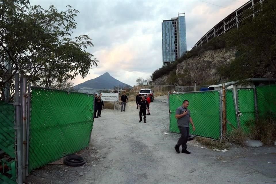 Seguido de ello, 36 policías llegaron al lugar para resguardar el terreno y prohibir la entrada a personas ajenas. 