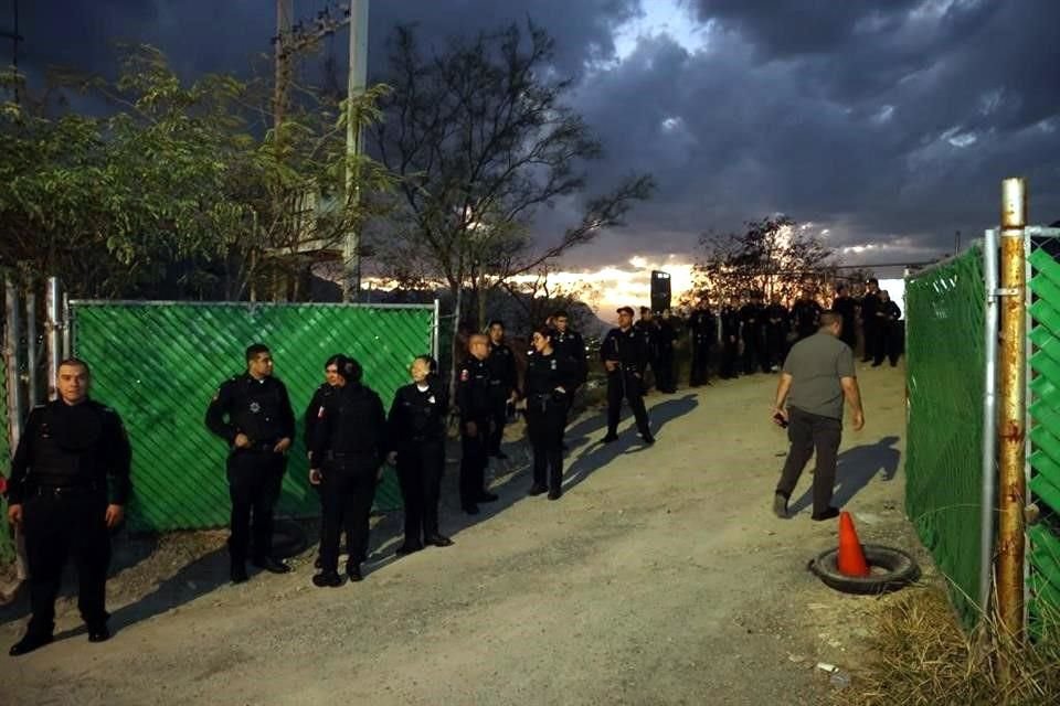Seguido de ello, 36 policías llegaron al lugar para resguardar el terreno y prohibir la entrada a personas ajenas. 