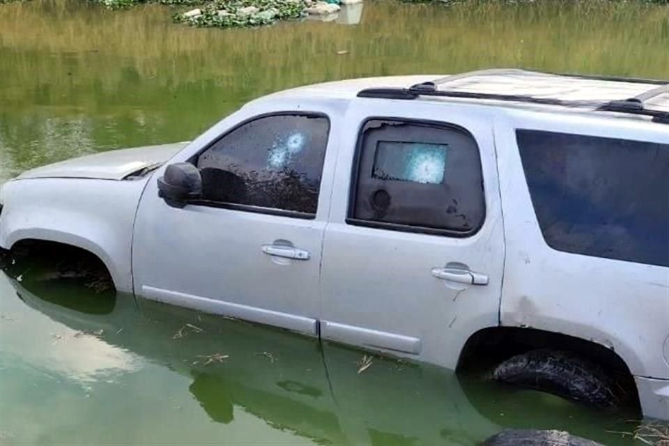 Una camioneta donde viajaban algunos delincuentes terminó en un río, siendo abandonada por sus tripulantes.