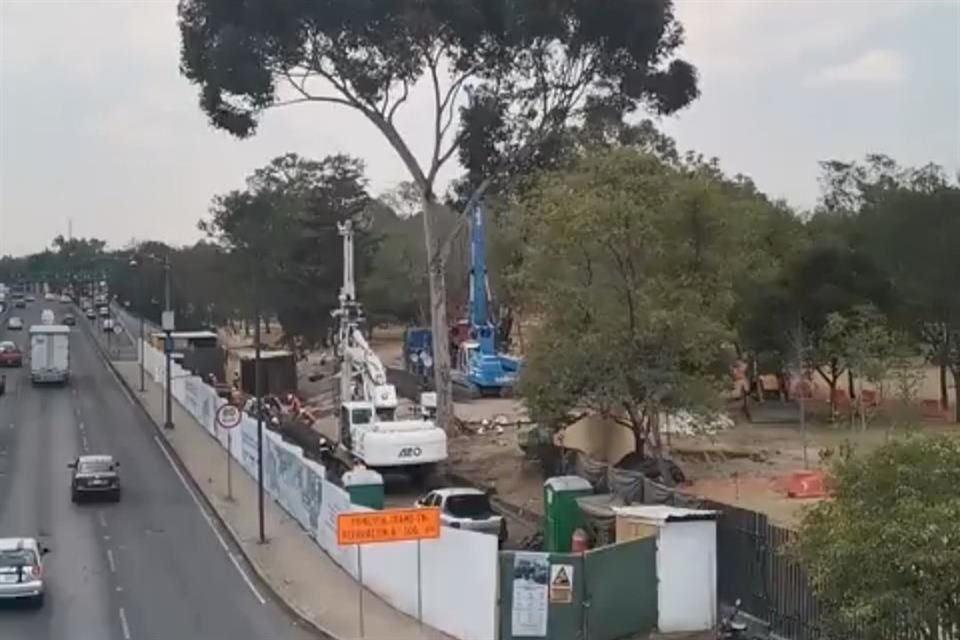 Jorge Manzur, vecino de la Colonia Daniel Garza, apuntó que los restos pertenecen a un humano, posiblemente vestigios del Panteón Dolores, el cual se encuentra a unos metros de la construcción.