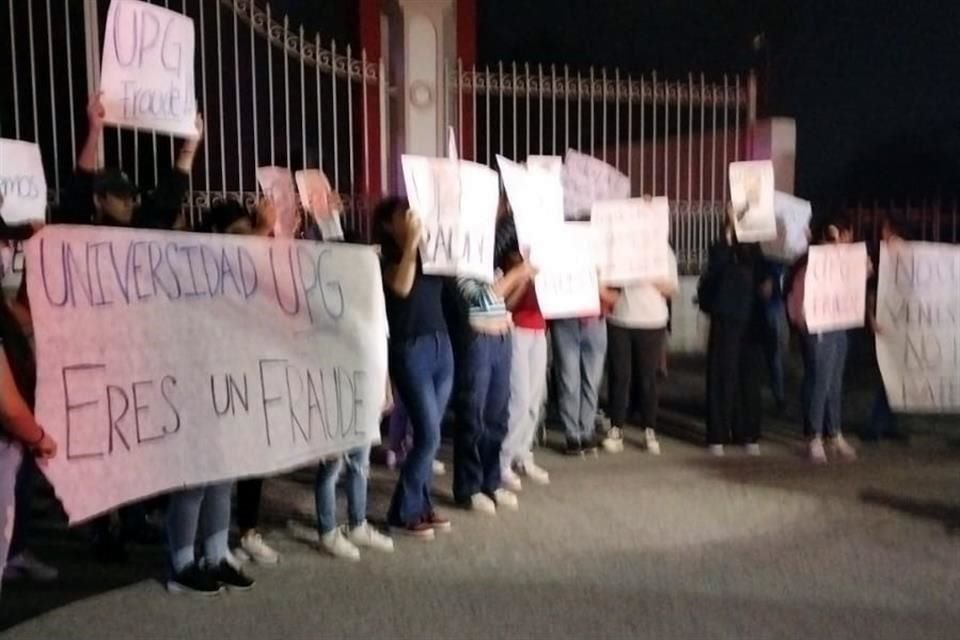 Alumnas arman manifestación al exterior de Universidad Pedro de Gante.
