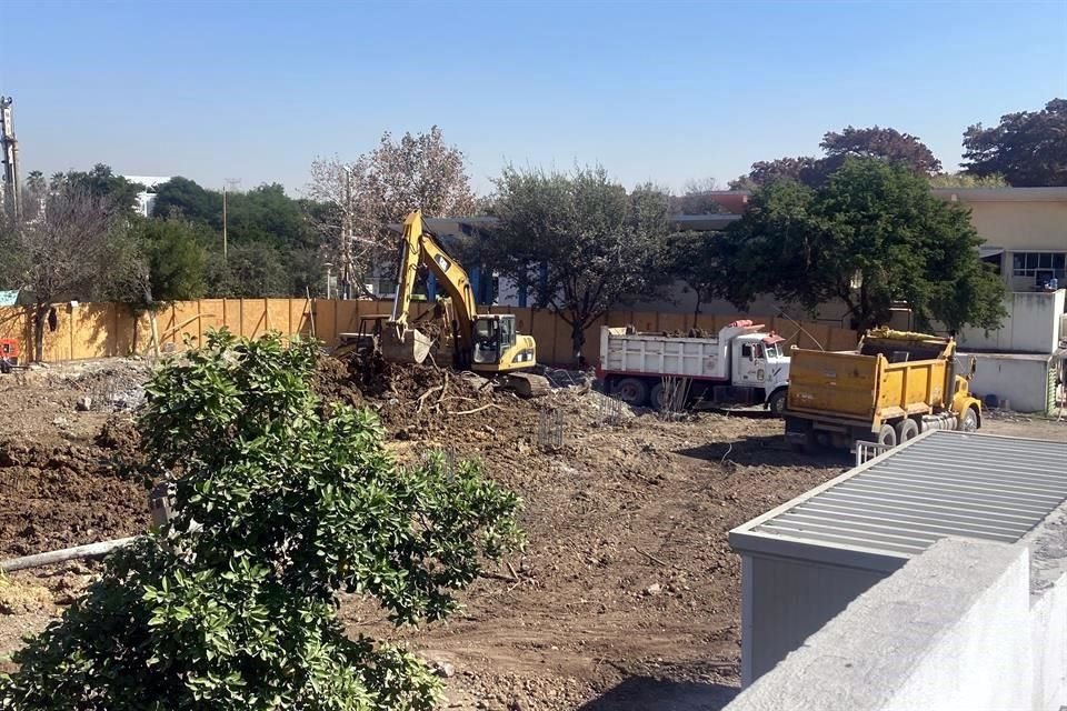 Vecinos de la Colonia Jardines de La Pastora se quejaron del polvo y el ruido excesivo en la obra del DIF Capullos.