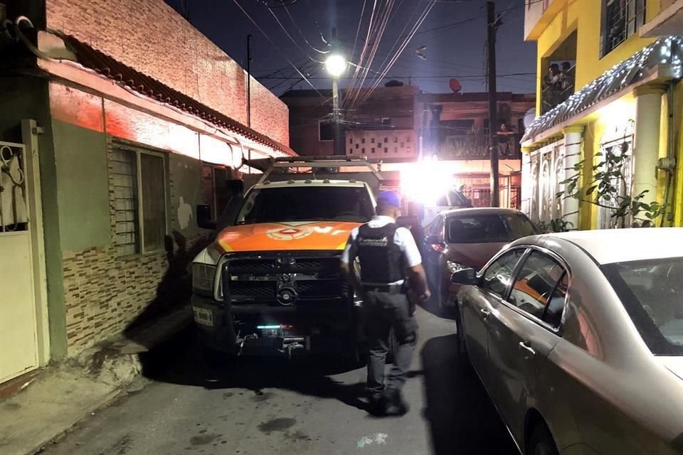 Los residentes de los cuartos salieron cuando el humo comenzó a ingresar por sus ventanas.