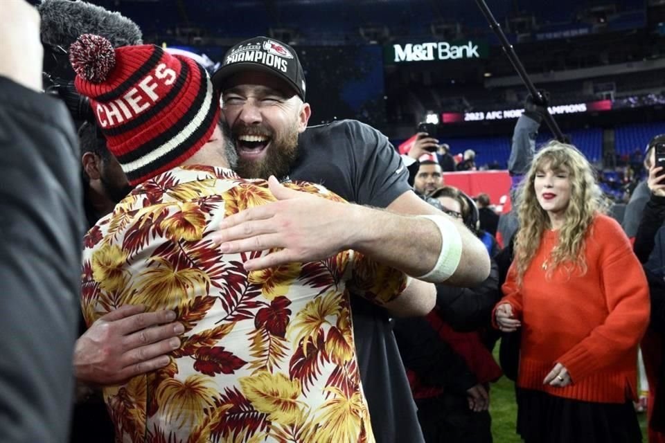 Jason Kelce felicitó a su hermano Travis Kelce tras lograr un lugar en el Super Bowl LVIII.