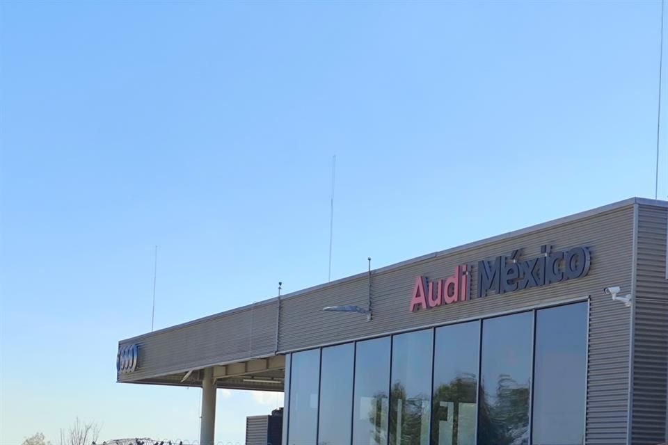 El sindicato de Audi y la empresa firmaron un convenio de un incremento de 7% global en salario; trabajadores votarán si levantan huelga.