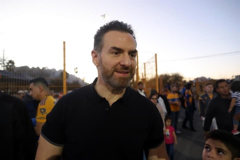 Adrián de la Garza, ex Alcalde de Monterrey, acudió ayer al partido entre Tigres y Pumas en el Estadio Universitario.