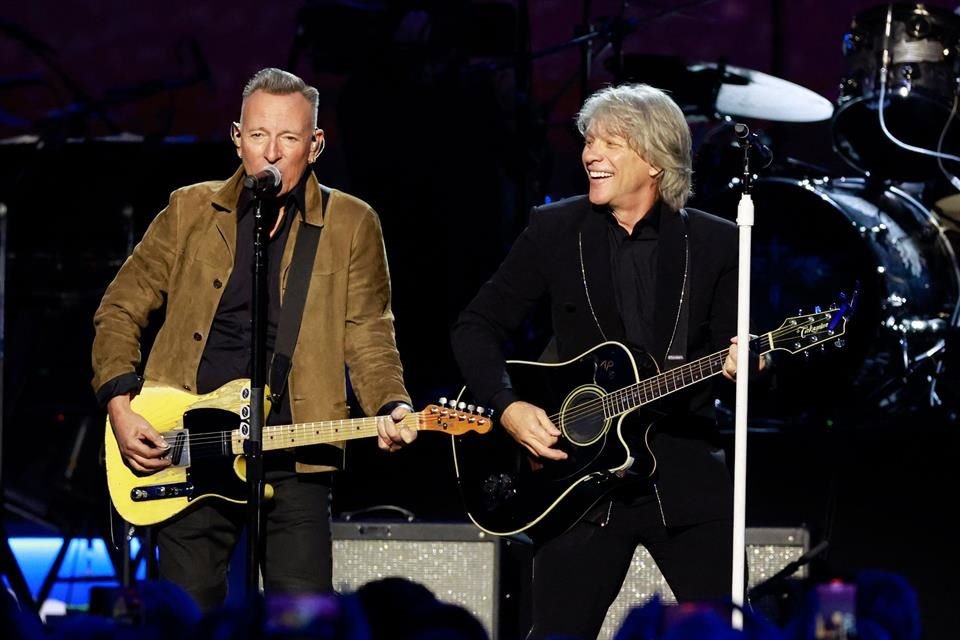 Bruce Springsteen y Bon Jovi compartieron el escenario de MusiCares para cantar 'Who Says You Can't Go Home' y 'Promise Land'.