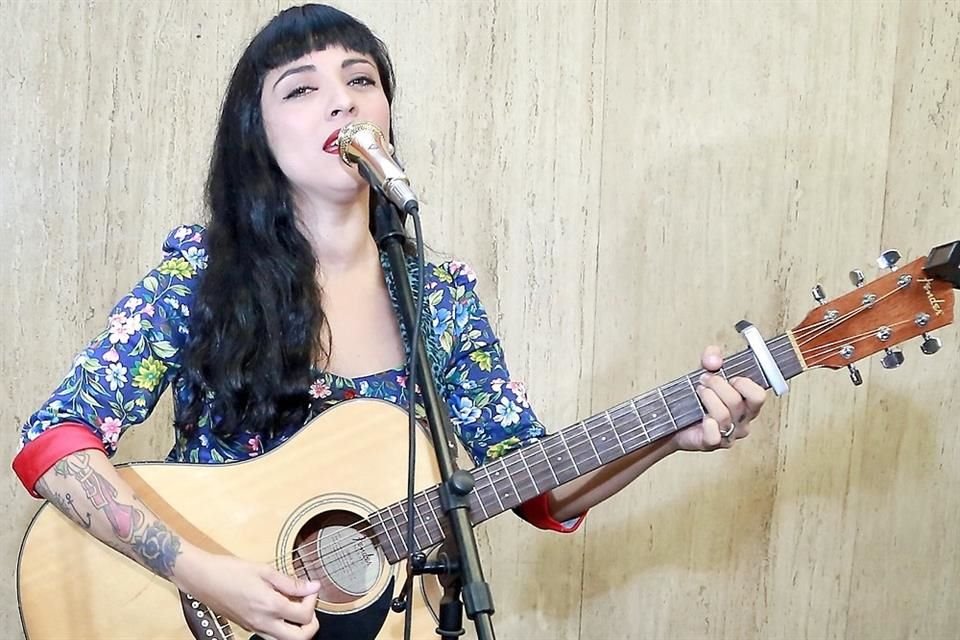 Mon Laferte vino de Chile y empezó tocando incluso en el Metro; ahí volvió a hacerlo ya como una estrella.