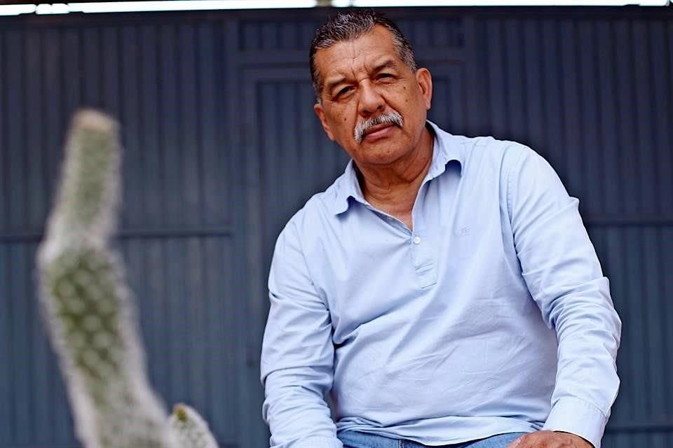 Nacido en el Rancho Santa Teresita, en Ciudad Victoria, Tamaulipas, Guillermo Berrones ha combinado su vida como educador con la literatura y la cultura musical norestense.