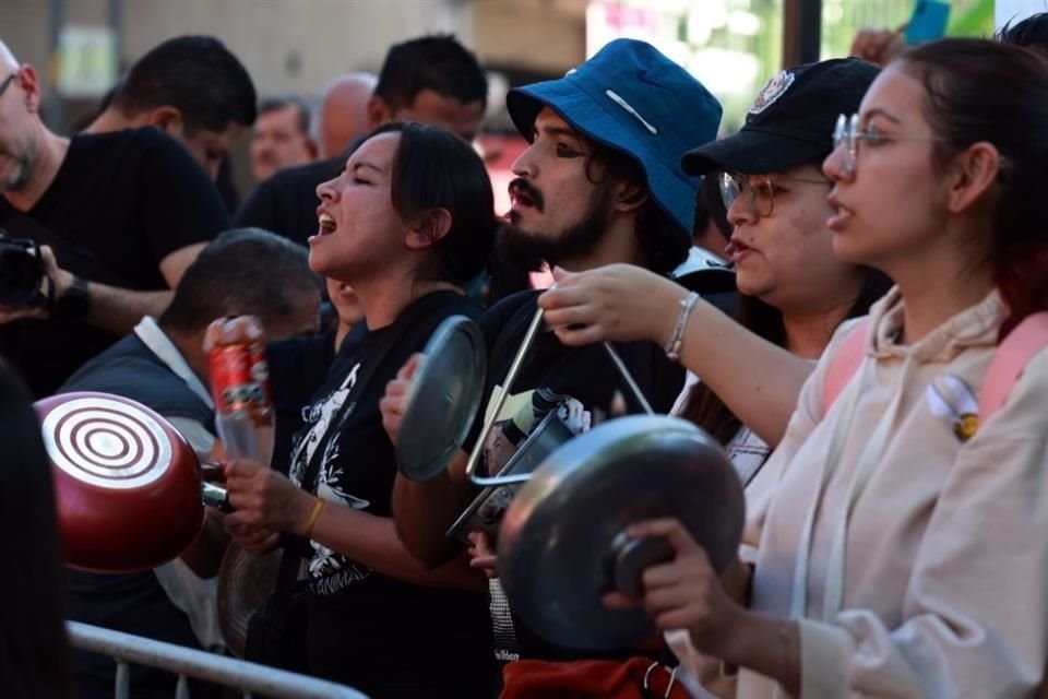 Activistas acudieron a la protesta con sartenes y cacerolas.