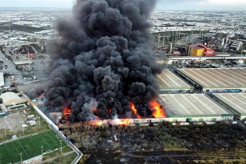 Elementos de Bomberos Nuevo León, de San Nicolás y de varios municipios del área metropolitana se encuentran en las inmediaciones de la empresa, ubicada Avenida Las Torres, para sofocar las llamas.