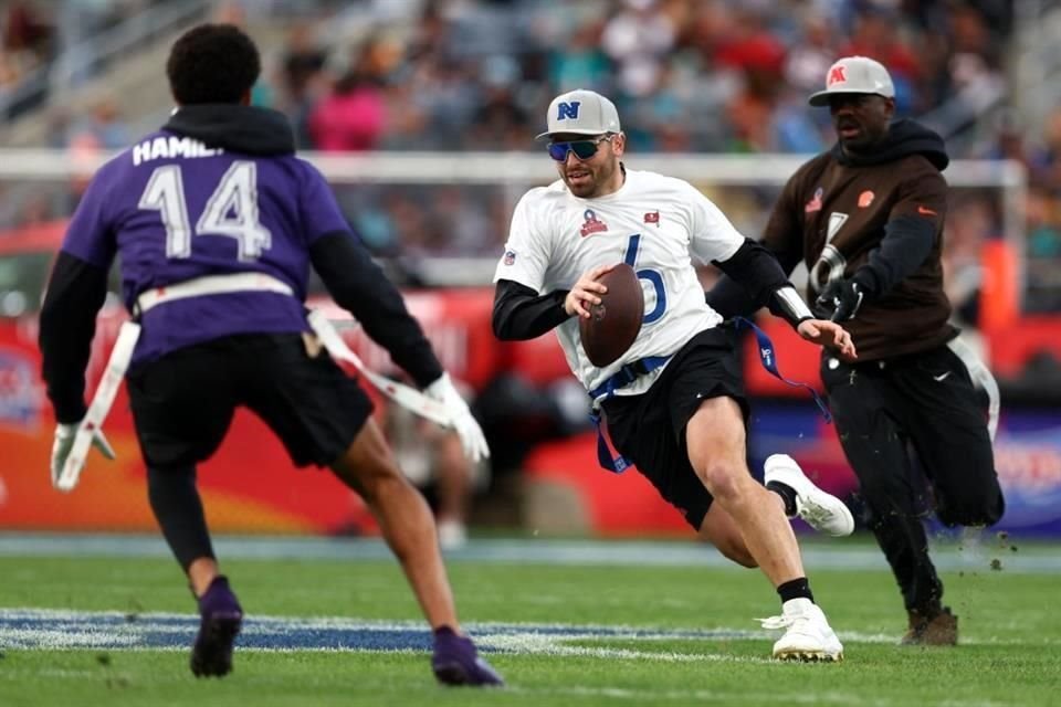 Baker Mayfield (centro) lideró a la NFC a la ofensiva en el juego de futbol bandera.