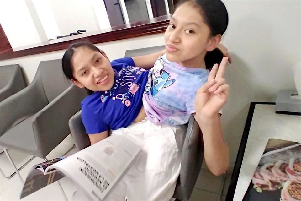 Las siamesas Lupita (playera azul) y Elsa serán operadas esta semana en el Hospital Universitario.