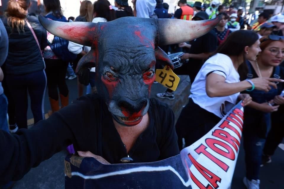 La manifestación se realizó alrededor de las vallas colocadas en el recinto.