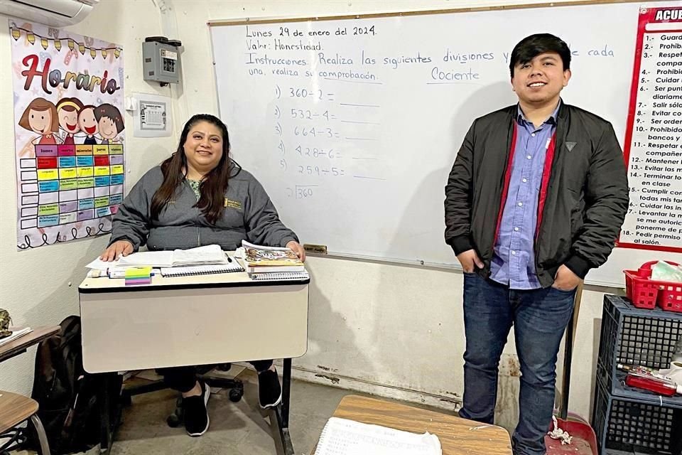 Selene Angélica Rodríguez y José Abraham Díaz en una de las aulas móviles en las que lograron sacar del rezago a sus estudiantes de tercer grado.