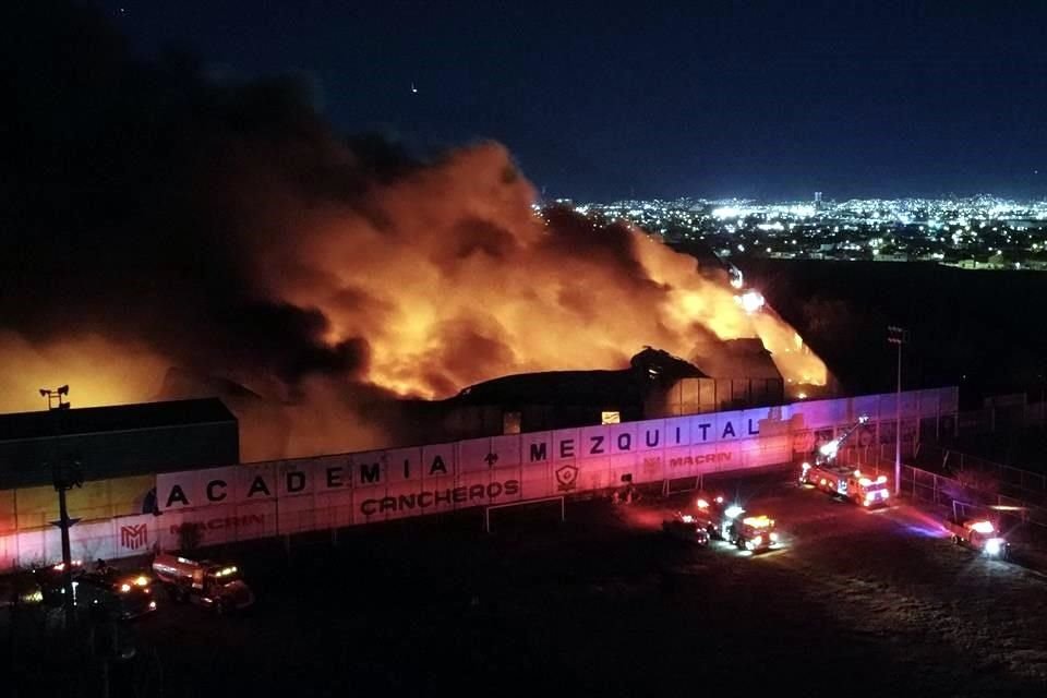 Tras iniciar al mediodía, el incendio aún era combatido anoche.