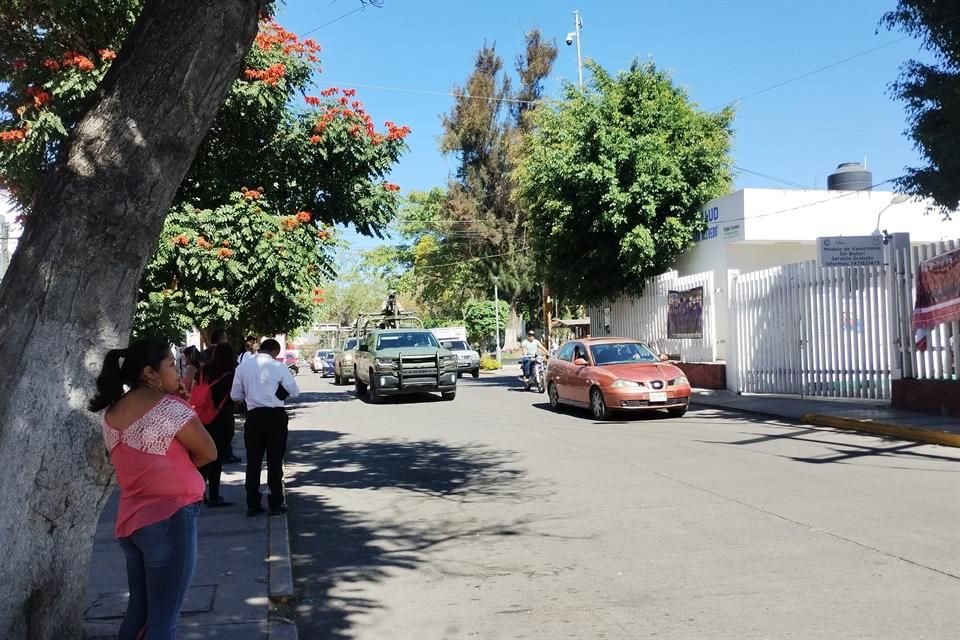 Las personas en las paradas esperan infructuosamente el transporte.