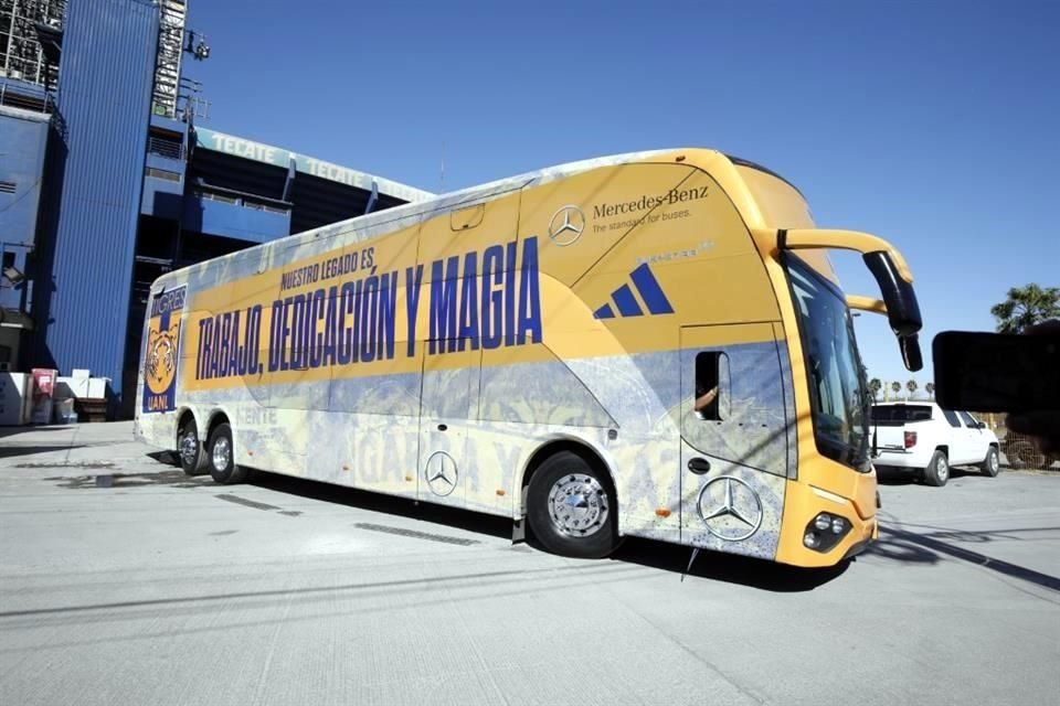 Tigres salió del Estadio Universitario con rumbo a Canadá.